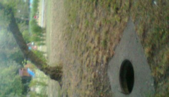 Opasno! Otvoren šaht kod dečjeg igrališta