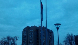 Oronule zastave kod spomenika na Prozivci