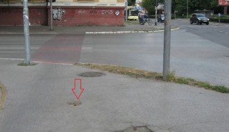 Opasne udarne rupe na biciklističkoj stazi u centru grada