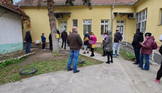 Čekanje u redu ispred Covid  ambulante u Harambašićevoj