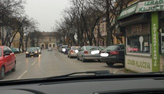 Na šta nam liči centar grada zbog ovakvog divljeg parkiranja?