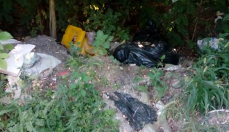 Divlja deponija pored pruge