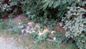 Divlja deponija pored pruge