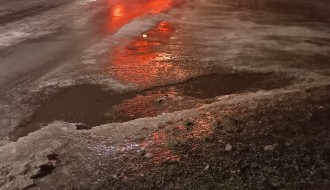 Zaleđen veliki deo raskrsnice na uglu Petra Svačića i Karađorđevog puta