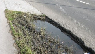 Pažnja, krater na asfaltu! (Palićki put)