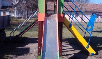 Pohabano igralište u Novom Žedniku