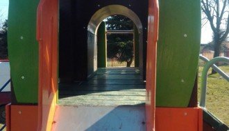 Pohabano igralište u Novom Žedniku