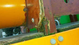 Pohabano igralište u Novom Žedniku