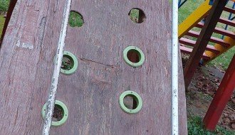 Pohabano igralište u Novom Žedniku