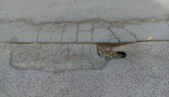 Katastrofalno stanje parkinga i kolovoza u ulici Trg Lazara Nešića i Šenoinoj  ulici