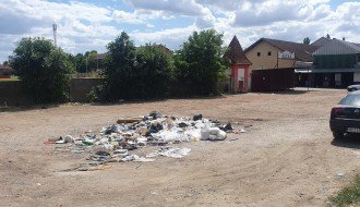 Deponija pored buvljaka i stadiona Bačke
