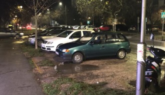 Parkiranje vozila na zelenoj površini uz prometnu raskrsnicu na Prozivci