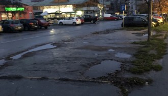 Parkiranje vozila na zelenoj površini uz prometnu raskrsnicu na Prozivci