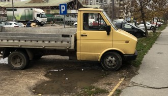 Parkiranje vozila na zelenoj površini uz prometnu raskrsnicu na Prozivci