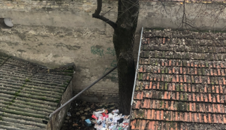 Konstantno ostavljanje smeća (Aleja maršala Tita 10)