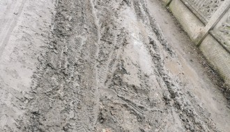 Ulica Partizanskih baza neprohodna – živo blato ispred kuća već mesecima