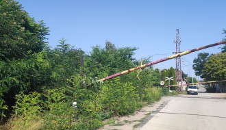 Nepregledan prelaz preko pruge u Kozaračkoj ulici (rastinje)