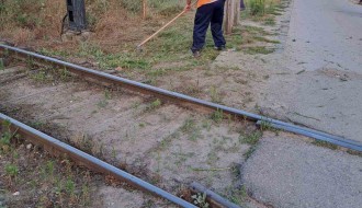 Nepregledan prelaz preko pruge u Kozaračkoj ulici (rastinje)