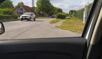 Ponovo živica utiče na preglednost na raskrsnici ulica Đorđa Natoševića i Magnetnih polja