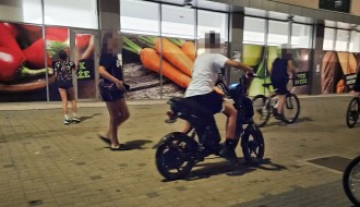 Deca na električnim biciklima i skuterima divljaju u pešačkoj zoni (Prozivka)