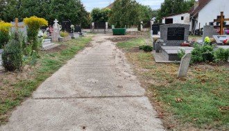 Visoka trava na groblju u Aleksandrovu