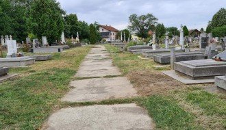 Visoka trava na groblju u Aleksandrovu