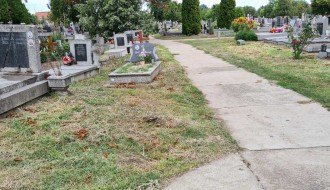 Visoka trava na groblju u Aleksandrovu