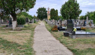 Visoka trava na groblju u Aleksandrovu