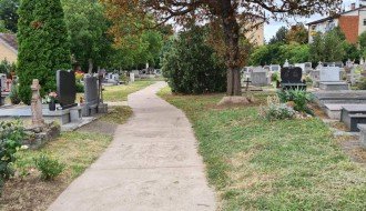 Visoka trava na groblju u Aleksandrovu