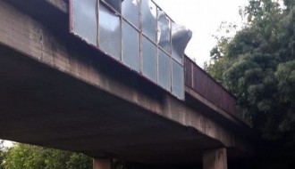 Reklamni pano na podvožnjaku