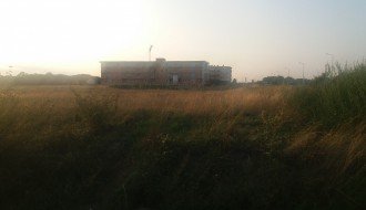 Košenje ambrozije kod novih zgrada u Kertvarošu