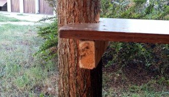 Klupa "sam svoj majstor" ispred zgrade u ulici Miloša Crnjanskog