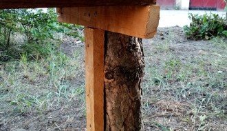 Klupa "sam svoj majstor" ispred zgrade u ulici Miloša Crnjanskog