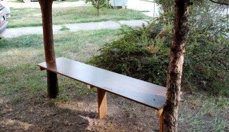 Klupa "sam svoj majstor" ispred zgrade u ulici Miloša Crnjanskog