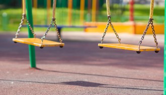 Buka u večernjim časovima na dečjem igralištu u Gatu