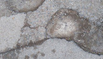 Rupe u Vinodolskoj ulici, ispred ulaza u groblje