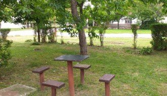 Dečji park u Aleksandrovu zakorovljen