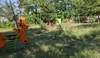 Dečji park u Aleksandrovu zakorovljen