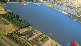 Bacanje pokošene trave u jezero