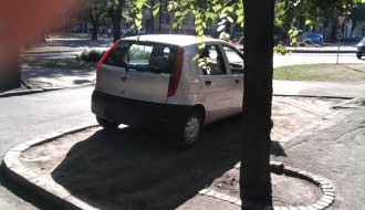 Parkiranje na zelenoj površini (Ulica Petefi Šandora - kod kružnog toka)