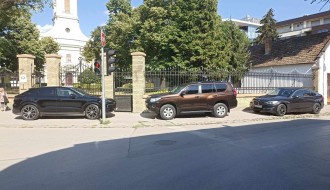 Nekulturno parkiranje kod pravoslavne crkve u centru grada