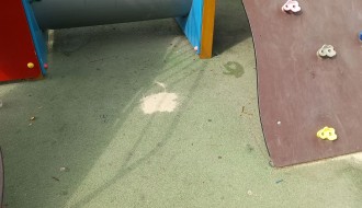 Novo igralište u tužnoj okolini (Kertvaroš)