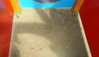 Novo igralište u tužnoj okolini (Kertvaroš)