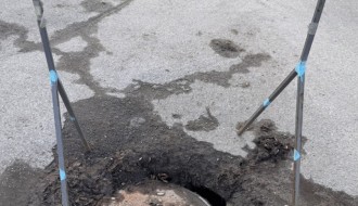 Izvaljena šahta na raskrsnici Žarka Zrenjanina i Atile Jožefa