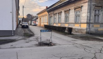 Izvaljena šahta na raskrsnici Žarka Zrenjanina i Atile Jožefa