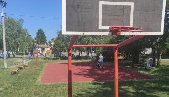 Slomljena konstrukcija koša na igralištu kod Nirvane
