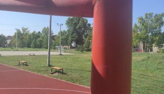 Slomljena konstrukcija koša na igralištu kod Nirvane