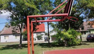 Slomljena konstrukcija koša na igralištu kod Nirvane