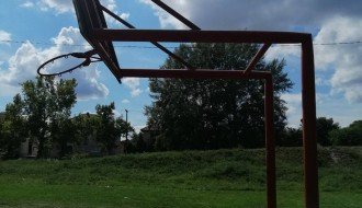 Slomljena konstrukcija koša na igralištu kod Nirvane