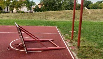 Slomljena konstrukcija koša na igralištu kod Nirvane